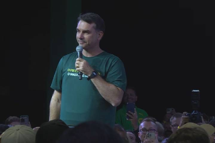 Sei jogar o jogo do poder em Brasília, diz Flávio Bolsonaro em SC