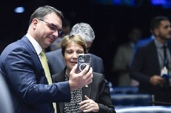 Seis em cada 10 senadores com mandato garantido em 2027 apoiam Flávio
