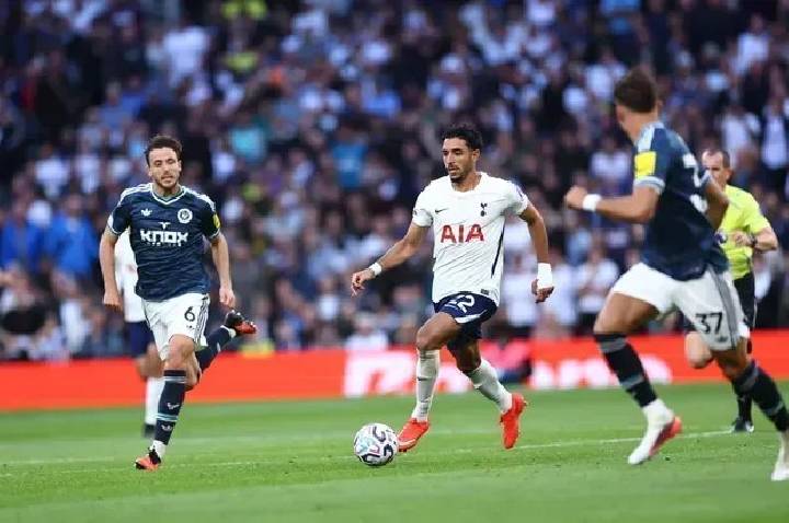 Sem Savinho e Richarlison em campo, Ancelotti assiste derrota do Tottenham