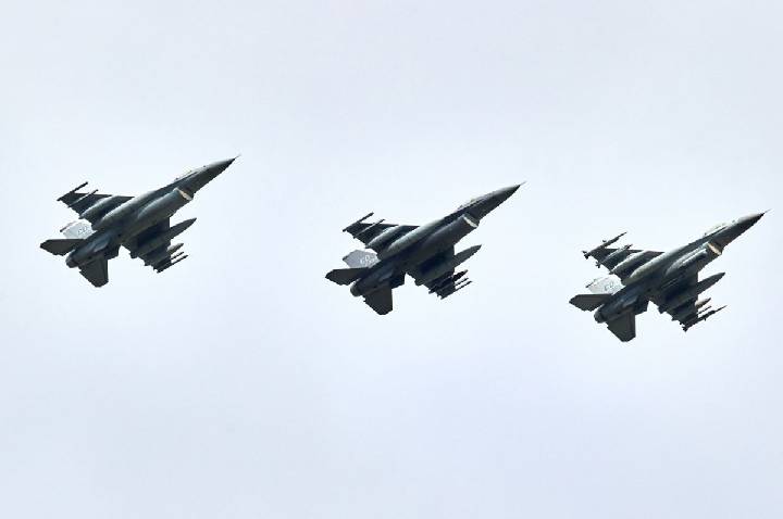 Sem sinal de trégua, Trump vai enviar mais jatos de guerra ao Oriente Médio