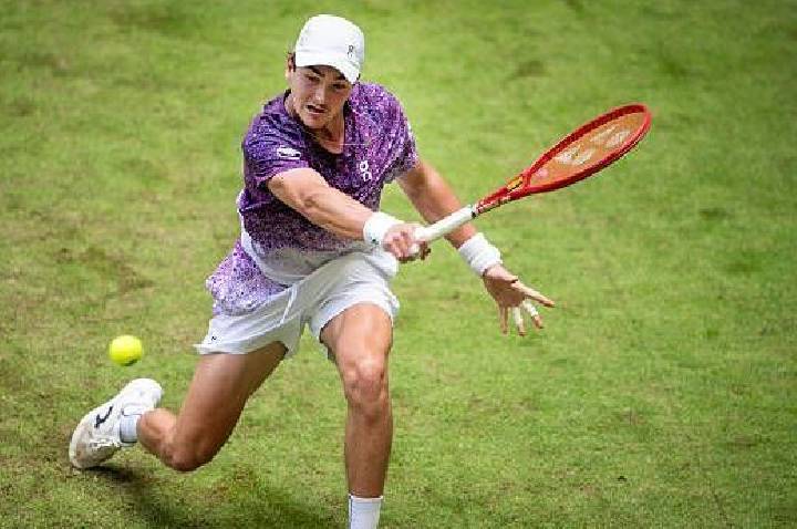 Semifinal de duplas de João Fonseca em Halle é adiada para sábado