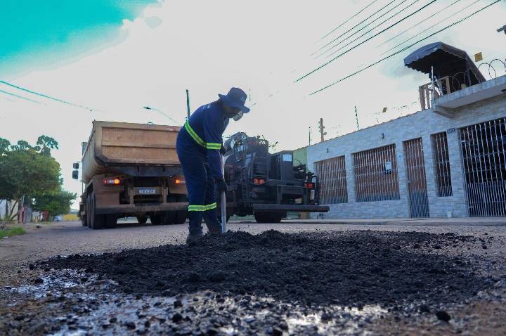 Serviços de tapa-buraco são realizados nos bairros Nova Esperança, Flodoaldo Pontes Pinto e Teixeirão