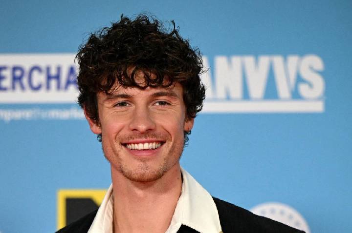 Shawn Mendes é flagrado por fã em igreja em São Paulo; veja