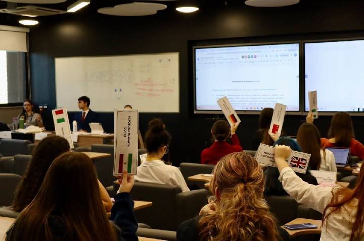 Simulação da ONU encerra edição com jovens debatendo crises globais em SP