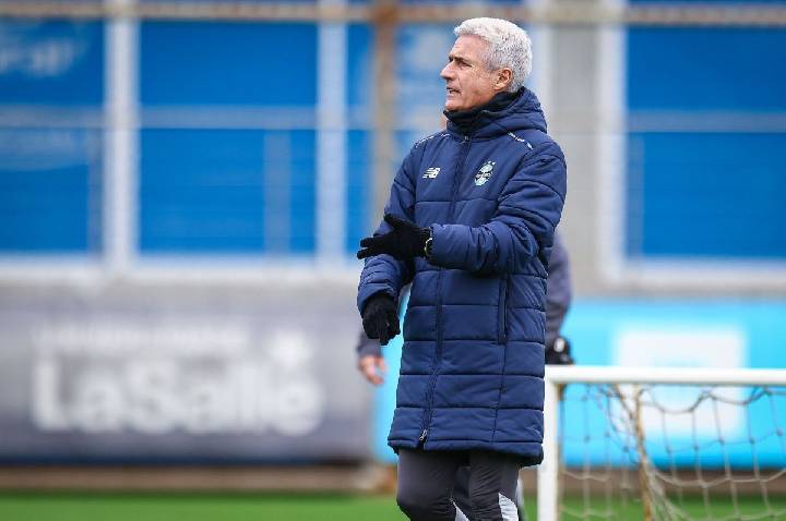 Sob pressão, futuro de Luís Castro no Grêmio depende de vitória nos GreNais