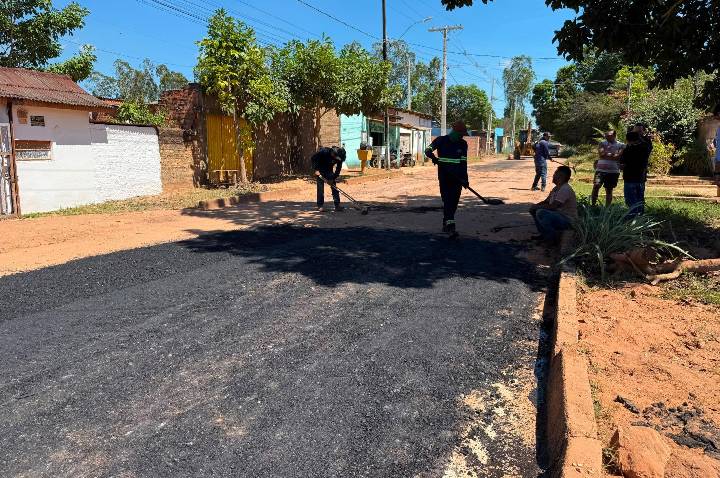 Solicitação de Márcio Pacele resulta em operação tapa-buracos no bairro Rosalina de Carvalho