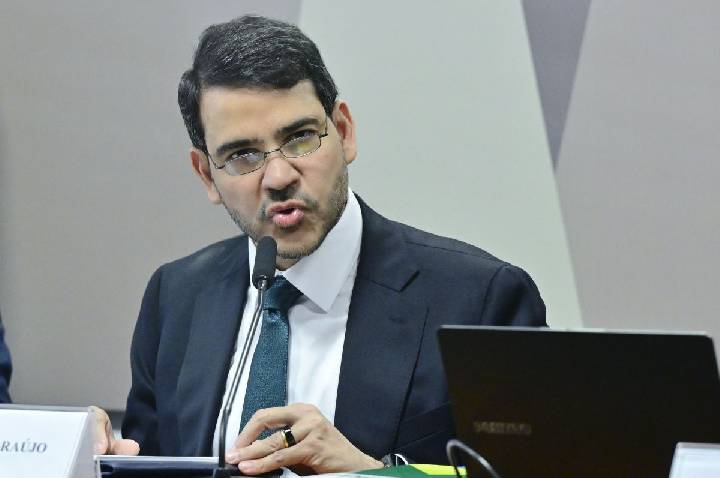 Sou totalmente e absolutamente contra o aborto, diz Messias no Senado