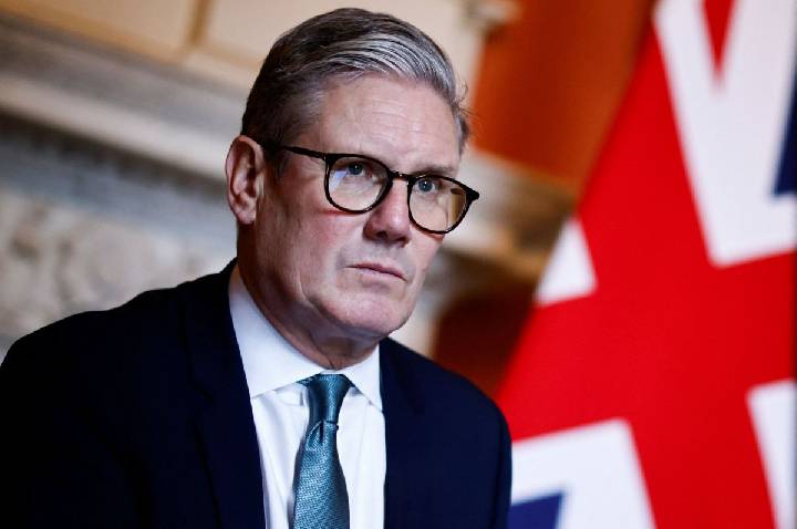 Starmer diz que “continuará governando” e desafia pedidos de renúncia
