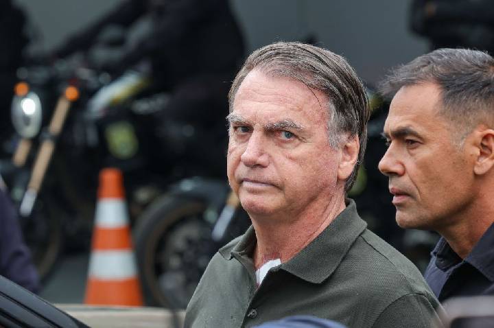 STM pede histórico de Bolsonaro às Forças Armadas e avalia perda de patente
