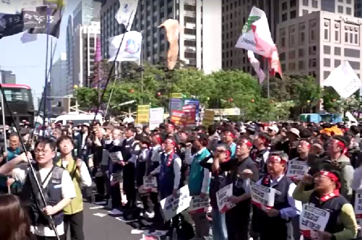 Sul-coreanos se reúnem em manifestação pelo Dia do Trabalho