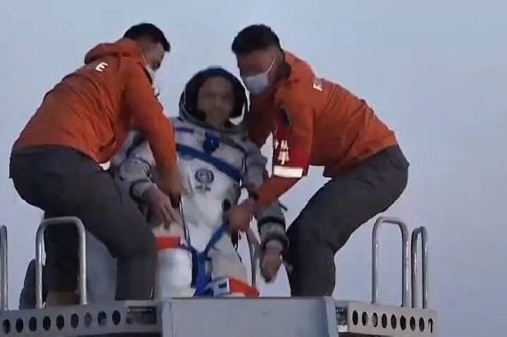 Taikonautas chineses retornam à Terra após ficarem ‘isolados’