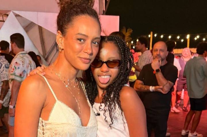 Taís Araújo posa em foto rara ao lado da filha em show de Shakira; veja