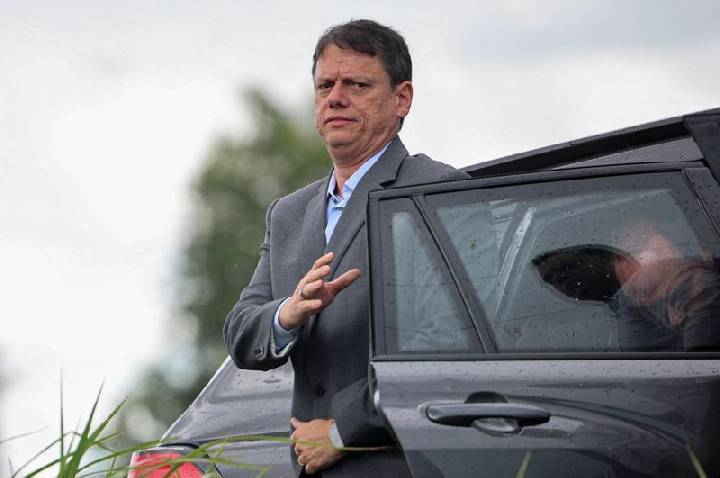 Tarcísio cancela agendas de campanha devido às chuvas em SP