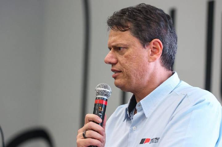 Tarcísio diz não enxergar espaço para terceira via e reforça apoio a Flávio