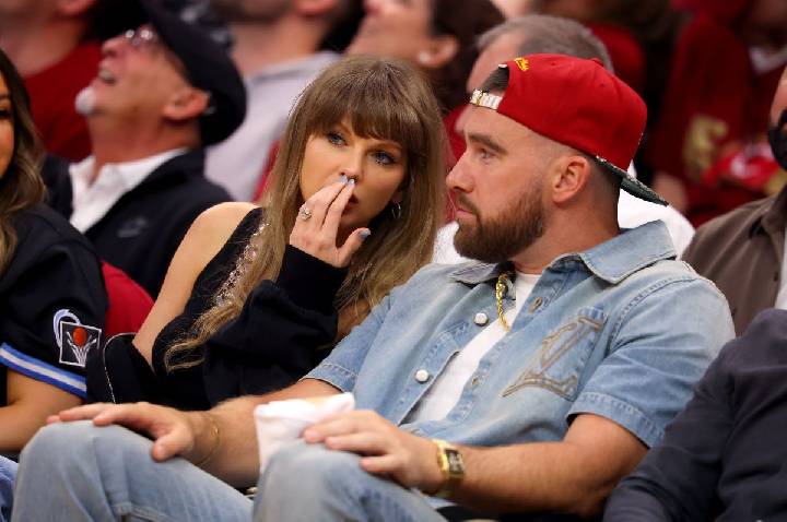Taylor Swift e Travis Kelce têm encontro romântico em jogo dos Cavaliers