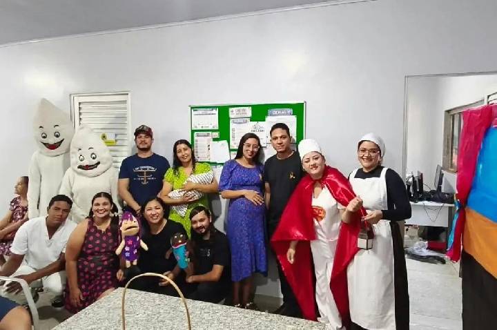 Teatro de fantoches leva informação e acolhimento às famílias sobre a importância da amamentação