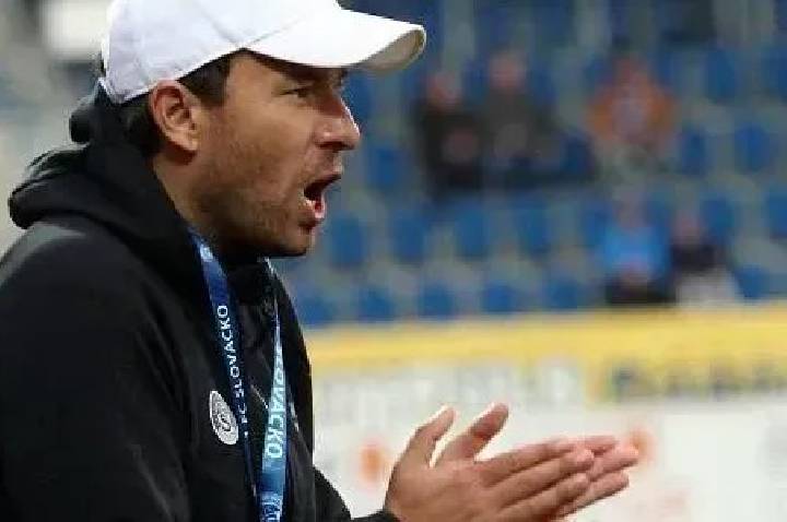 Técnico tcheco é banido pela Uefa após filmar jogadoras em vestiário