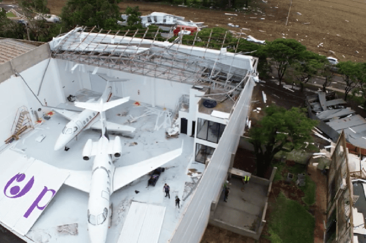 Temporal com ventos fortes destrói hangares no Aeroporto de Toledo (PR)