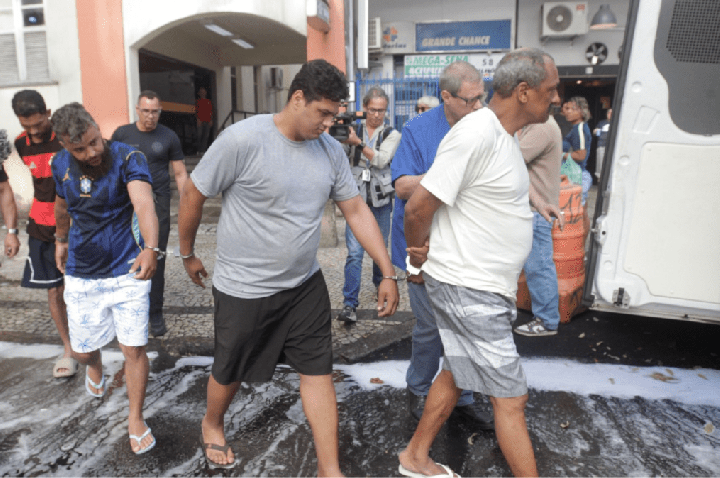 Terceiro envolvido em linchamento de ciclista se entrega à polícia no Rio