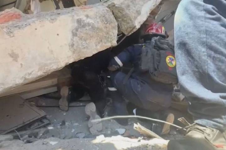 Terremoto na Colômbia: Equipes procuram pessoas presas em escombros