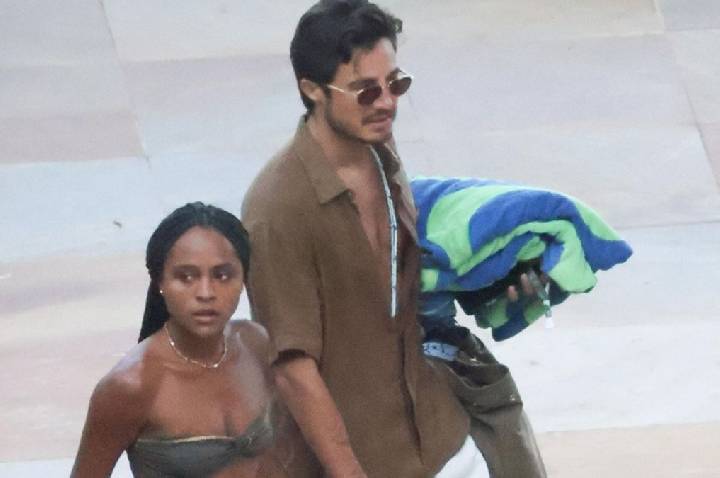 Tiago Iorc e Duda Santos são flagrados em clima de romance na praia; veja