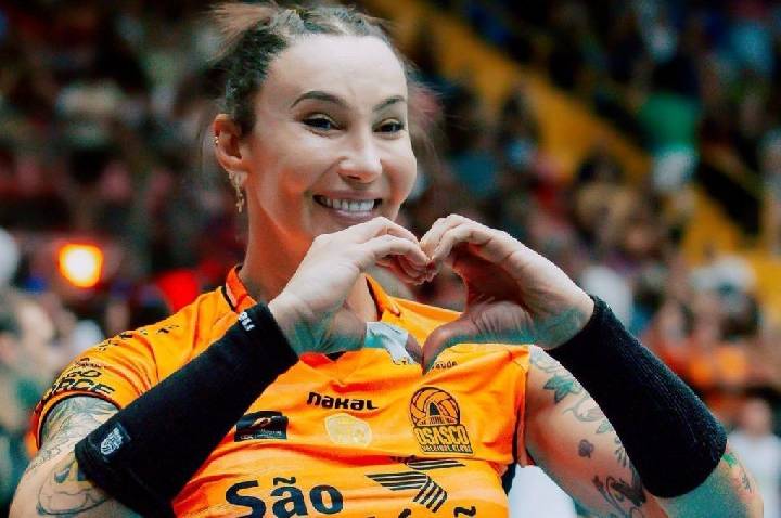 Tifanny é ovacionada pela torcida do Osasco após nova decisão da CBV