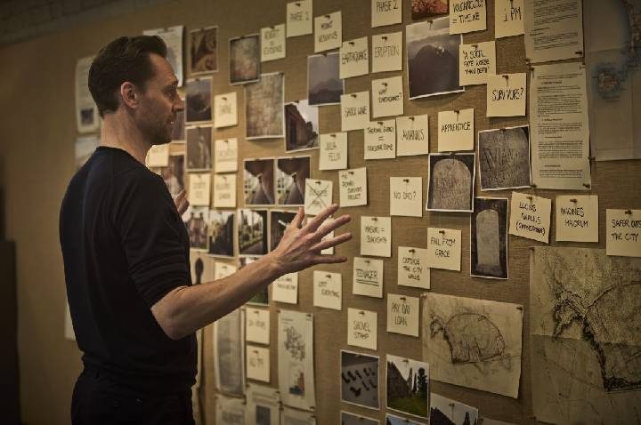 Tom Hiddleston troca a ficção e vira “detetive” em “Pompeia: Além do Tempo”