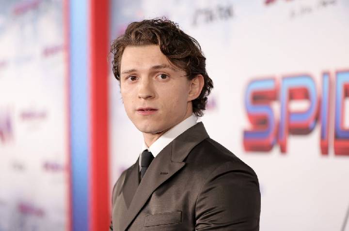 Tom Holland diz que problemas com álcool atrapalharam sua carreira