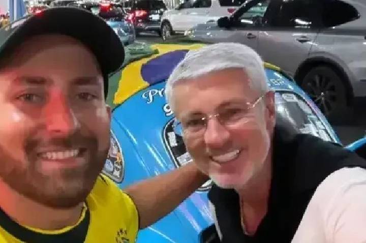 Torcedor do Grêmio chega aos EUA de fusca e encontra ex-técnico do Inter