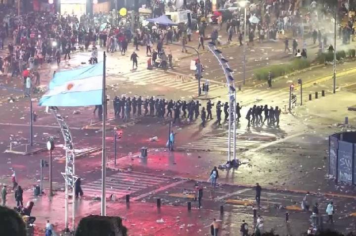 Torcedores atiram pedras contra a polícia na Argentina após derrota na Copa