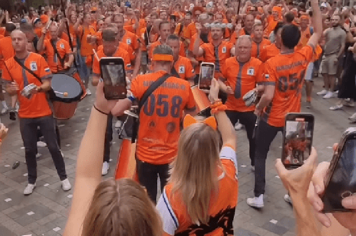 Torcedores da Holanda tocam samba antes de partida na Copa do Mundo; veja