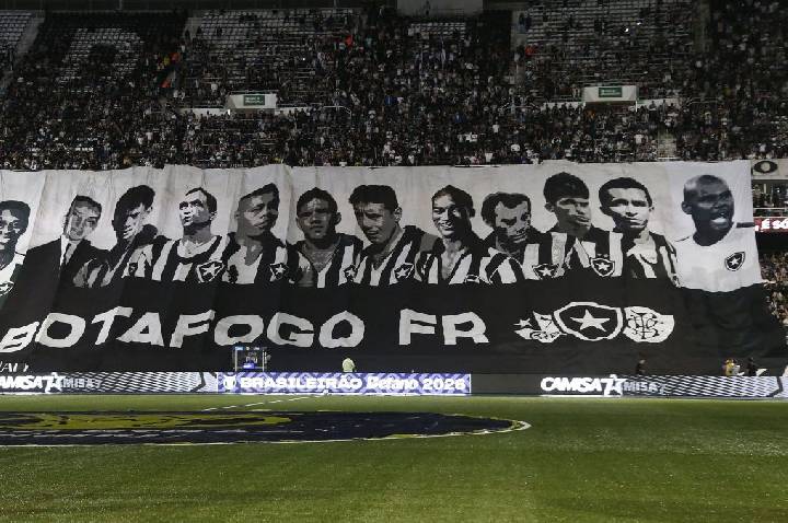 Torcida do Botafogo protesta contra Marlon Freitas e rasga imagem: “Judas”