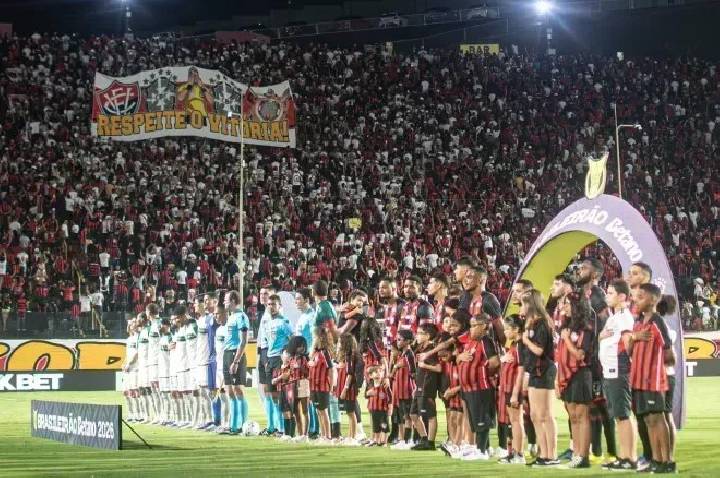 Torcida do Vitória protesta contra CBF, e árbitro registra ato na súmula