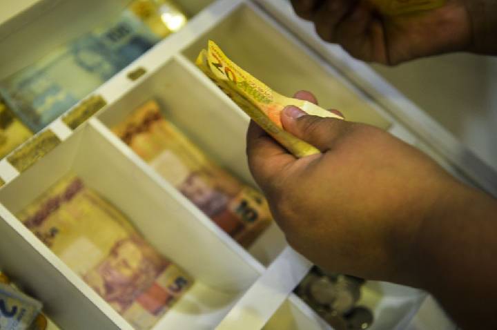 Trabalhadores nascidos em novembro e dezembro recebem abono salarial