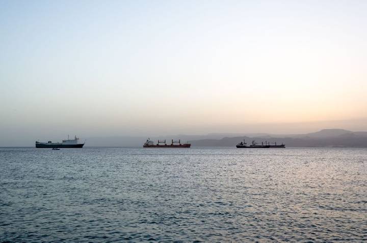 Tráfego no Mar Vermelho diminui após ataque dos Houthis à Arábia Saudita