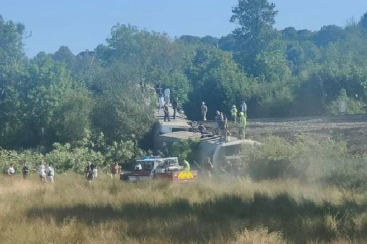 Trem de passageiros descarrila no sul da Inglaterra