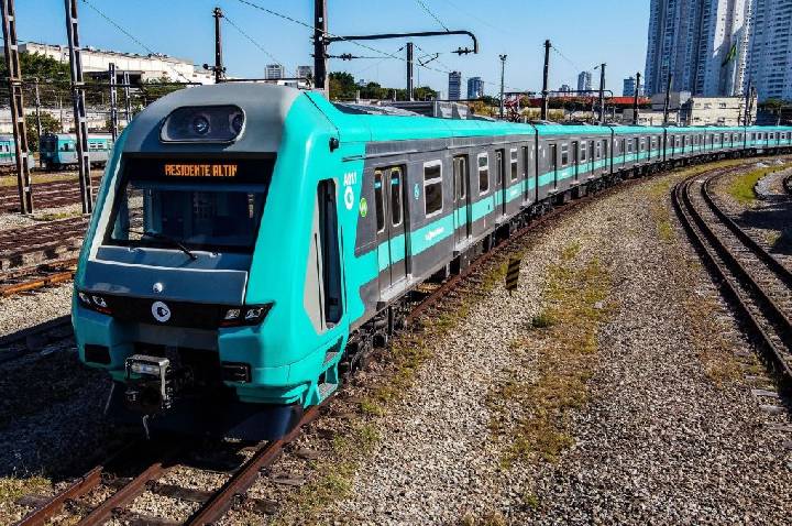 Trem descarrila perto da Estação Júlio Prestes em São Paulo