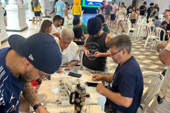 Troca de figurinhas da Copa é realizada aos domingos em Belém