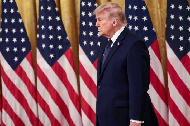 Trump anuncia começo de novas negociações com Irã hoje; petróleo cai