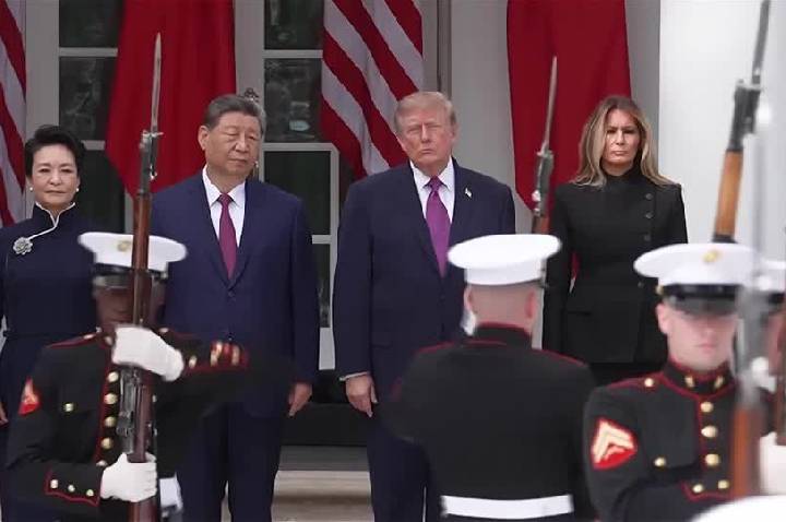 Trump e Xi Jinping participam de cerimônia de revista de tropas e sobrevoo