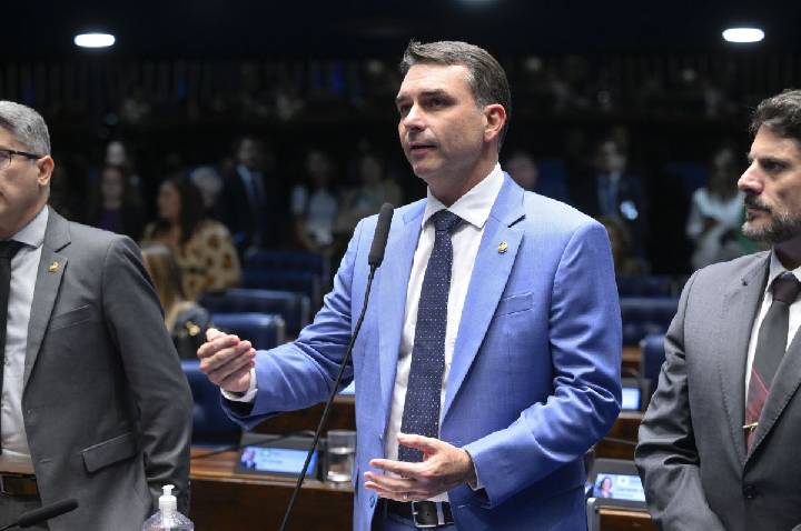 TSE ordena que Meta apague posts que ligam Flávio ao crime organizado