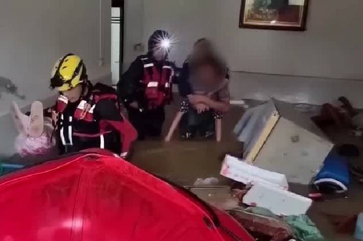 Tufão força retirada de centenas de moradores no sul da China