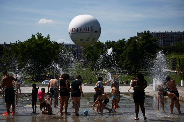 Turistas deixam Paris mais cedo após sofrerem com onda de calor