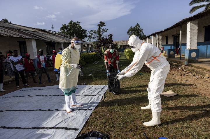 Uganda confirma três novos casos de Ebola em meio a surto em país vizinho