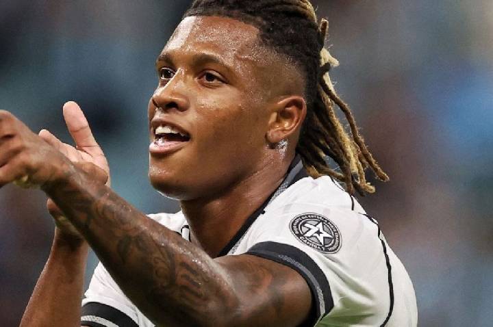 Vai ficar? Danilo se reapresenta e treina com o grupo principal do Botafogo
