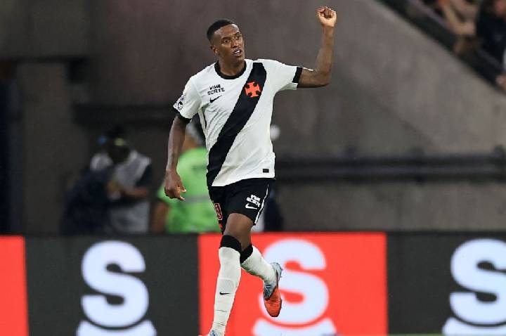 Vasco aciona cláusula em contrato e amplia empréstimo de Robert Renan