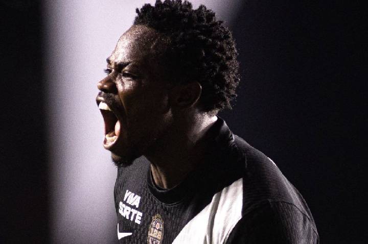 Vasco supera expulsão, vence Vitória e abre vantagem na Copa do Brasil