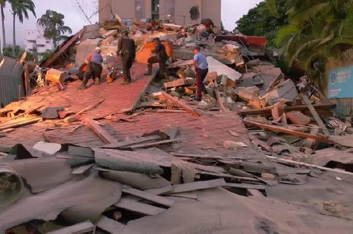 Venezuelanos que buscam familiares reclamam da falta de maquinário pesado