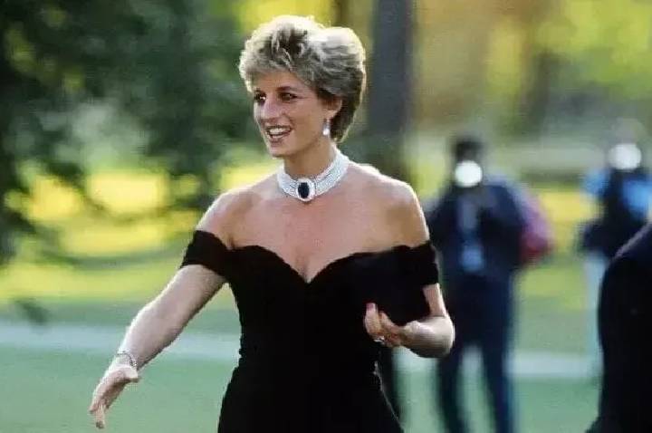 “Vestido da vingança” usado por Princesa Diana será leiloado após 30 anos