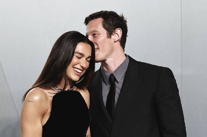 Vestido de casamento de Dua Lipa teria inspiração em noiva de Mick Jagger